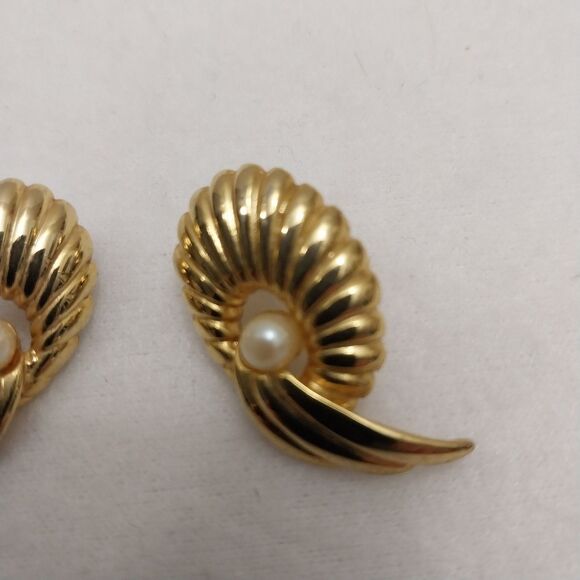 Vintage Earrings Gold Tone Wave Pattern With Faux Pearl Accent #J216 - Picture 3 of 7